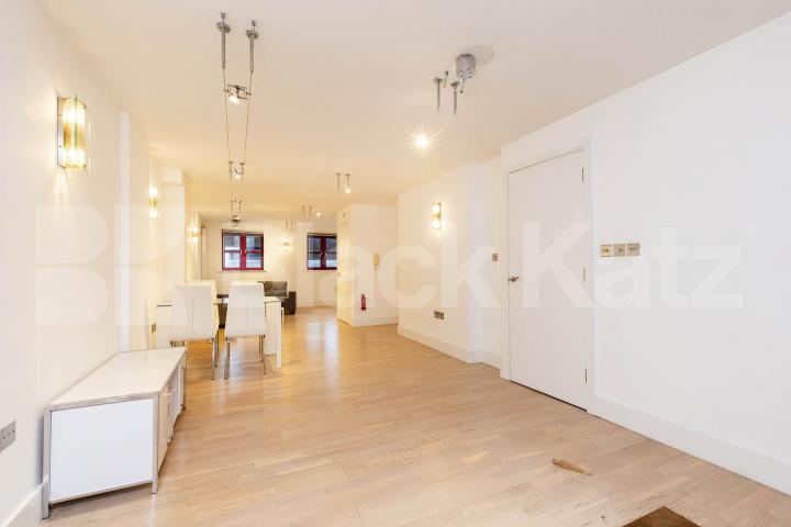 Split level modern and spacious 2 bed 2 bath in the shoreditch area  Quaker Street , Shoreditch 